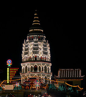 kek lok si at night